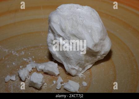 Rocce bianche di cocaina primo piano sfondo dope stampe di grandi dimensioni di alta qualità pellicole di orso di cocaina volano al sicuro continua a sognare Foto Stock