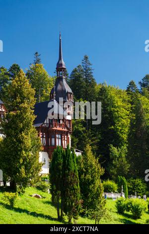 Il castello di Peles circondato da splendidi parchi nella città di Sinaia, Transilvania, Carpazi, Romania, tempo estivo, giornata di sole e cielo blu scuro. Foto Stock