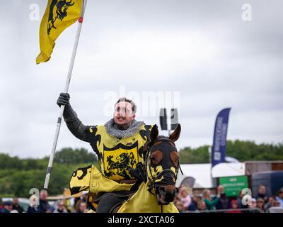 Cheshire Show, Clay House Farm, Flittogate Lane, Knutsford - 18 giugno 2024 - il Royal Cheshire County Show 2024 è uno splendido omaggio all'idilliaca campagna del Cheshire, all'agricoltura, alla deliziosa cucina e al sano intrattenimento per famiglie. Ospita gare di bestiame, eventi equestri, prodotti locali, artigianato e un villaggio gastronomico con dimostrazioni di cucina dal vivo da parte dei migliori chef. I Cavalieri di Nottingham si intrattenevano con giostre e combattimenti. Lo spettacolo ha segnato il suo 185 ° anniversario nell'anno 2023. Crediti: John Hopkins/Alamy Live News Foto Stock