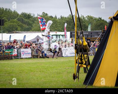 Cheshire Show, Clay House Farm, Flittogate Lane, Knutsford - 18 giugno 2024 - il Royal Cheshire County Show 2024 è uno splendido omaggio all'idilliaca campagna del Cheshire, all'agricoltura, alla deliziosa cucina e al sano intrattenimento per famiglie. Ospita gare di bestiame, eventi equestri, prodotti locali, artigianato e un villaggio gastronomico con dimostrazioni di cucina dal vivo da parte dei migliori chef. I Cavalieri di Nottingham si intrattenevano con giostre e combattimenti. Lo spettacolo ha segnato il suo 185 ° anniversario nell'anno 2023. Crediti: John Hopkins/Alamy Live News Foto Stock