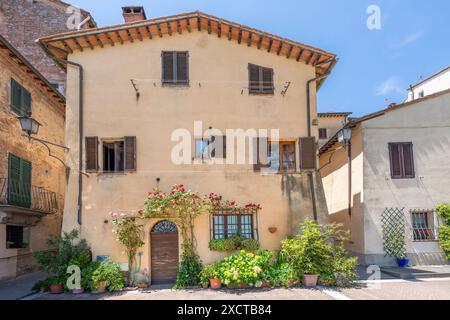 Monticchiello, Italia; 22 giugno 2024 - tipica casa in pietra nel piccolo borgo di Monticchiello, Italia Foto Stock