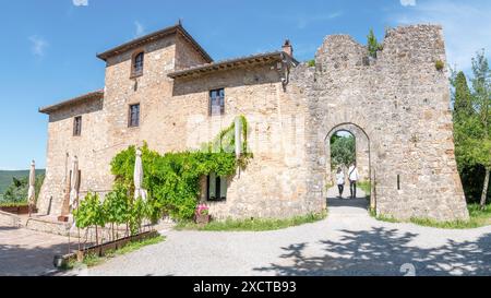 San Gimignano, Italia - 18 giugno 2024. Parco della Rocca è una fortezza medievale in rovina sulla cima di una collina con vista sull'ondulata campagna toscana. Foto Stock