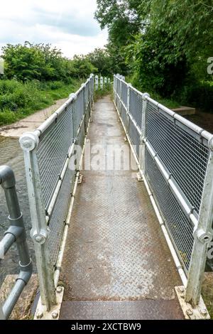 Lo stretto ponte su Hinxton Ford sul fiume Cam sulla strada tra Hinxton e Duxford Foto Stock