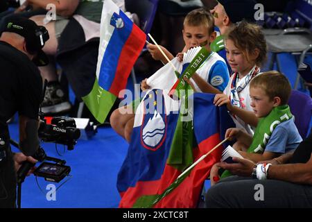 Lubiana, Slovenia. 18 giugno 2024. Lubiana, Slovenia, 18 giugno 2024: Piccoli tifosi sloveni durante la partita di campionato nazionale di pallavolo maschile FIVB tra Slovenia e Argentina all'Arena Stozice di Lubiana, Slovenia. (Natasa Kupljenik/SPP) credito: SPP Sport Press Photo. /Alamy Live News Foto Stock