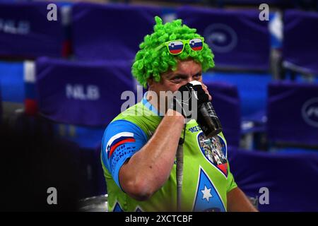 Lubiana, Slovenia. 18 giugno 2024. Lubiana, Slovenia, 18 giugno 2024: Tifoso sloveno durante la partita di Lega delle Nazioni di pallavolo maschile FIVB tra Slovenia e Argentina all'Arena Stozice di Lubiana, Slovenia. (Natasa Kupljenik/SPP) credito: SPP Sport Press Photo. /Alamy Live News Foto Stock