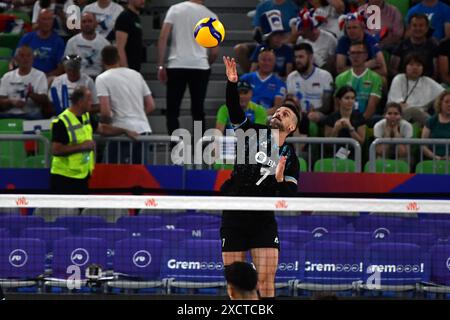 Lubiana, Slovenia. 18 giugno 2024. Lubiana, Slovenia, 18 giugno 2024: Facundo Conte dell'Argentina in azione durante la partita di Lega delle Nazioni di pallavolo maschile FIVB tra Slovenia e Argentina all'Arena Stozice di Lubiana, Slovenia. (Natasa Kupljenik/SPP) credito: SPP Sport Press Photo. /Alamy Live News Foto Stock