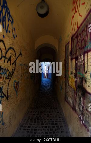 Un cartello con le indicazioni per i turisti verso la strada Sforii o Rope Street, la strada più stretta della città di Brasov, Romania. Foto Stock