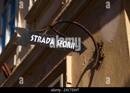 Un cartello con le indicazioni per i turisti verso la strada Sforii o Rope Street, la strada più stretta della città di Brasov, Romania. Foto Stock