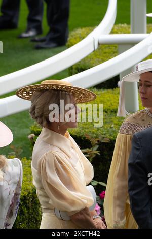 Zara Tindall, figlia della principessa Anna, frequenta il primo giorno della Royal Ascot all'ippodromo di Ascot nel Berkshire Foto Stock