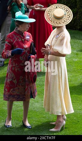 La Principessa Anna, la Principessa reale, parla con sua figlia Zara Tindall nel Parade Ring il primo giorno di Royal Ascot all'Ascot Racecourse nel Berkshire Foto Stock