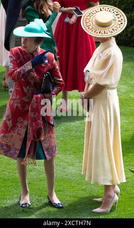 La Principessa Anna, la Principessa reale, parla con sua figlia Zara Tindall nel Parade Ring il primo giorno di Royal Ascot all'Ascot Racecourse nel Berkshire Foto Stock