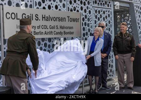 Weisbaden, Assia, Germania. 15 giugno 2024. Denise Williams, scopre una targa per la nuova torre del colonnello Gail S. Halvorsen a Clay Kaserne, Wiesbaden, Germania, 15 giugno 2024. Il suo defunto padre Halvorsen iniziò l'idea di far cadere caramelle sui paracadute dagli aerei che si avvicinavano a Berlino, chiamata operazione Little Vittles. (Credit Image: © U.S. Navy/ZUMA Press Wire) SOLO PER USO EDITORIALE! Non per USO commerciale! Foto Stock