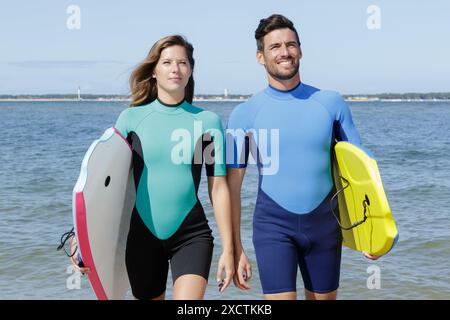 Coppia giovane di bodyboard surf Foto Stock