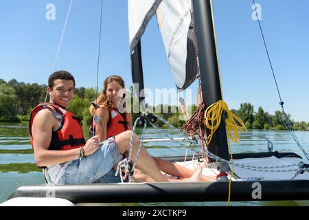 amorevole giovane coppia in uno yacht Foto Stock