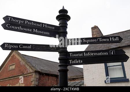 Cartelli indicanti le attrazioni nel North Yorkshire di Ripon, Inghilterra. Ripon Canal, Courthouse Museum, Thorpe Prebend House, Market Square AN Foto Stock