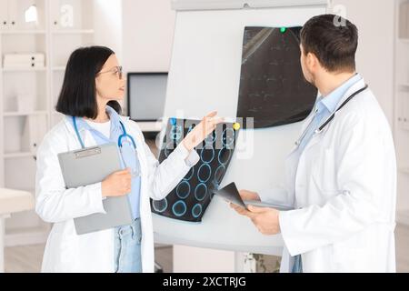 Medici che studiano immagini radiografiche in clinica Foto Stock