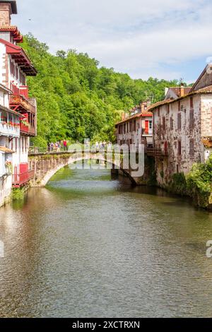 Il fiume Nive scorre attraverso la città di Saint-Jean-Pied-de-Port, l'antica capitale della tradizionale provincia basca della bassa Navarra in Francia, camino Foto Stock