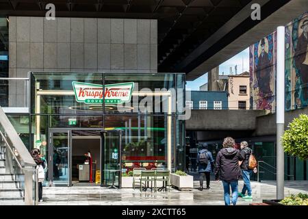 Krispy Kreme Doughnut Shop in Central Plaza, Dame Street, Dublino, Irlanda. Foto Stock