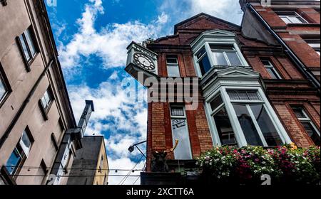 L'orologio sopra lo Stags Head Pub, a Dublino, Irlanda, porta il nome del proprietario originale Keary. Foto Stock