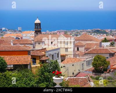 Vista panoramica di la Orotava, Tenerive. Tetti piastrellati di case sullo sfondo del mare. Foto Stock