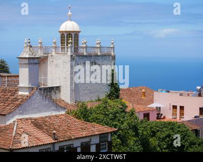 Vista panoramica di la Orotava, Tenerive. Tetti piastrellati di case sullo sfondo del mare. Foto Stock