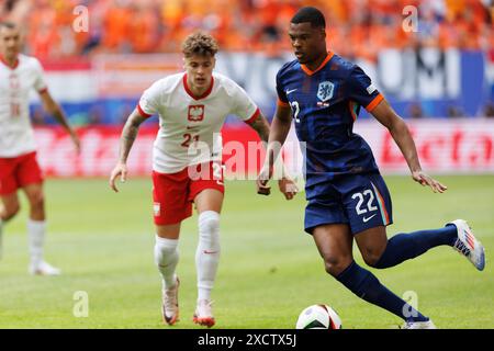 Nicola Zalewski (Polonia) e Denzel Dumfries (Paesi Bassi) visti in azione durante la partita di UEFA Euro 2024 tra le squadre nazionali di Polonia e Paesi Bassi al Volksparkstadion. Punteggio finale : Polonia 1 : 2 Paesi Bassi. Foto Stock