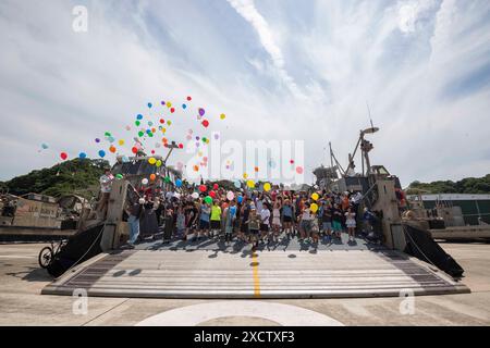 2 giugno 2024 - Saikai, Nagasaki, Giappone - marinai, membri della famiglia e membri della comunità giapponese con sede a Sasebo a bordo di un LCAC (Landing Craft Air Cushion) rilasciano palloni durante la giornata di pesca dell'amicizia tra la Marina degli Stati Uniti e la città di Saikai presso lo stabilimento LCAC di Yokose a Saikai, Giappone, 2 giugno 2024. Comandante, Fleet Activities Sasebo (CFAS) e Naval Beach Unit 7 (NBU 7, in collaborazione con il Kyushu Defense Bureau e Saikai City, hanno tenuto l'inaugurale giornata di pesca dell'amicizia tra la Marina degli Stati Uniti e la comunità giapponese locale. (Immagine credito Foto Stock
