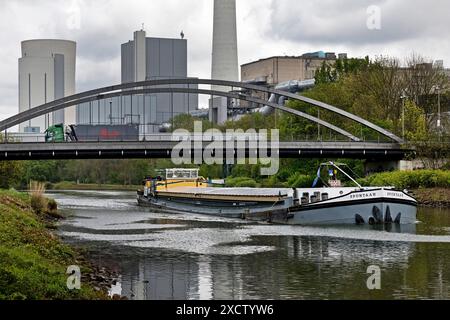 Chiatta sul canale Reno-Herne, con la centrale a carbone di Baukau dietro di essa, Germania, Renania settentrionale-Vestfalia, Ruhr area, Herne Foto Stock