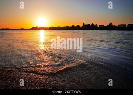 Tramonto sul Reno a Neuss con vista su Volmerswerth, Germania, Renania settentrionale-Vestfalia, basso Reno, Neuss Foto Stock