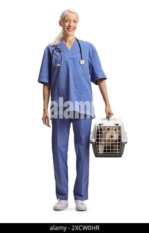 Veterinaria donna in possesso di un trasportino per animali domestici con un cane westie isolato su sfondo bianco Foto Stock