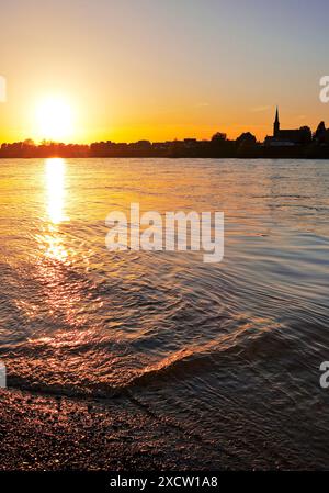 Tramonto sul Reno a Neuss con vista su Volmerswerth, Germania, Renania settentrionale-Vestfalia, basso Reno, Neuss Foto Stock