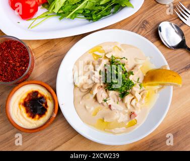 piyaz stile Antalya o insalata di fagioli con tahini e fetta d'arancia su piatto di porcellana bianca Foto Stock