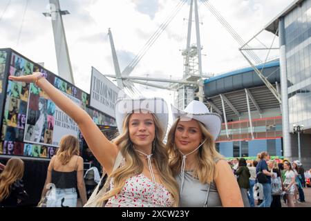 Cardiff, Galles, Regno Unito. 18 giugno 2024. I fan di Taylor Swift fuori dal Principality Stadium di Cardiff, prima della terza tappa del tour dell'era dopo Edimburgo e Liverpool. Cardiff è l'unica sede del tour di 21 mesi con 152 spettacoli che Swift suonerà solo una volta. Crediti: Mark Hawkins/Alamy Live News Foto Stock