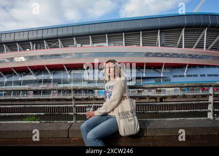 Cardiff, Galles, Regno Unito. 18 giugno 2024. Un fan locale di Taylor Swift ascolta il concerto dall'esterno del Principality Stadium di Cardiff durante la terza tappa del tour del Regno Unito dopo Edimburgo e Liverpool. Cardiff è l'unica sede del tour di 21 mesi con 152 spettacoli che Swift suonerà solo una volta. Crediti: Mark Hawkins/Alamy Live News Foto Stock