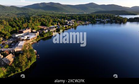 Vista aerea della riva del lago Mirror al mattino a Lake Placid, New York Foto Stock