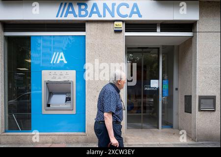 Madrid, Spagna. 18 giugno 2024. Un pedone passa accanto alla banca spagnola, Abanca, in Spagna. (Immagine di credito: © Xavi Lopez/SOPA Images via ZUMA Press Wire) SOLO PER USO EDITORIALE! Non per USO commerciale! Foto Stock