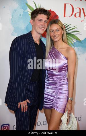 Lennart Betzgen mit Freundin Celine beim RAFFAELLO SUMMER DAY 2024 in der Orangerie des Schloss Charlottenburg a Berlino AM 18.06.2024 *** Lennart Betzgen con la fidanzata Celine al RAFFAELLO SUMMER DAY 2024 nell'Orangerie del Castello di Charlottenburg a Berlino il 18 06 2024 Foto Stock