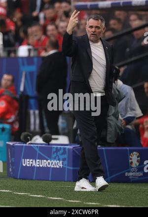 Dortmund, Germania. 18 giugno 2024. Willy Sagnol capo allenatore della Georgia reagisce durante la partita dei Campionati europei UEFA al BVB Stadion di Dortmund. Il credito per immagini dovrebbe essere: Jonathan Moscrop/Sportimage Credit: Sportimage Ltd/Alamy Live News Foto Stock