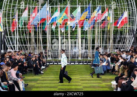 Parigi, Frankreich. 18 giugno 2024. LOUIS VUITTON Runway Primavera/Estate 2025 durante la Paris Fashion Week Menswear il 2024 giugno - Parigi, Francia 18/06/2024 credito: dpa/Alamy Live News Foto Stock