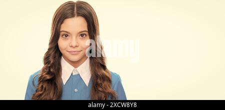 È davvero carina. Look di bellezza di bambina. Salone di parrucchiere. Cura dei capelli e cura della pelle. Credete nella bellezza. Faccia del bambino, manifesto orizzontale, ragazza adolescente Foto Stock