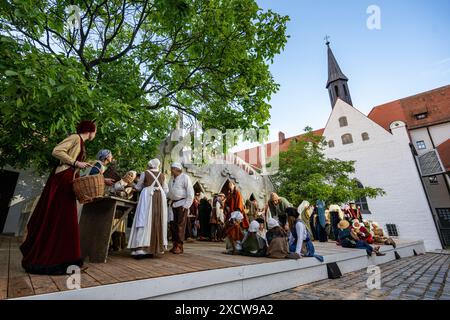 Straubing, Germania. 19 giugno 2024. Numerosi attori provano per il Festival Agnes Bernauer nel cortile del palazzo ducale. Crediti: Armin Weigel/dpa/Alamy Live News Foto Stock