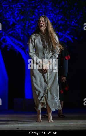 Straubing, Germania. 19 giugno 2024. Elena Hammerschmid nel ruolo di Agnes Bernauer si esibisce durante una prova sul palco nel cortile del palazzo ducale. Crediti: Armin Weigel/dpa/Alamy Live News Foto Stock