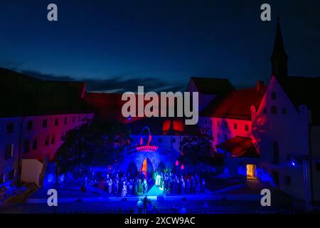 Straubing, Germania. 19 giugno 2024. Numerosi artisti sono sul palco nel cortile del palazzo ducale durante una prova del Festival Agnes Bernauer. Crediti: Armin Weigel/dpa/Alamy Live News Foto Stock