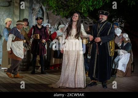 Straubing, Germania. 19 giugno 2024. Elena Hammerschmid nel ruolo di Agnes Bernauer e Sebastian Josef Danner nel ruolo del duca Alberto III durante una prova sul palco nel cortile del palazzo ducale. I due sono la coppia ducale all'Agnes Bernauer Festival 2024. Crediti: Armin Weigel/dpa/Alamy Live News Foto Stock