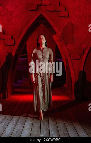 Straubing, Germania. 19 giugno 2024. Elena Hammerschmid nel ruolo di Agnes Bernauer si esibisce durante una prova sul palco nel cortile del palazzo ducale. Crediti: Armin Weigel/dpa/Alamy Live News Foto Stock