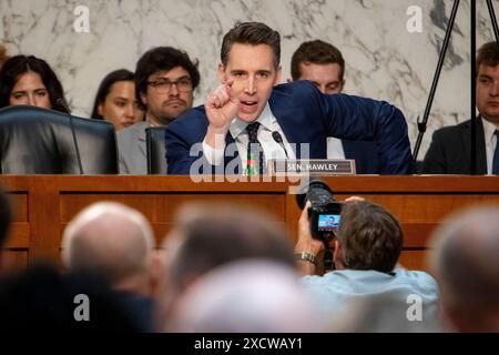 Washington, Vereinigte Staaten. 18 giugno 2024. Il senatore degli Stati Uniti Josh Hawley (repubblicano del Missouri) interroga il CEO di Boeing Dave Calhoun durante un'audizione del Senato per la sicurezza interna e gli affari governativi – Subcommittee on Investigations per esaminare la cultura rotta della sicurezza di Boeing, concentrandosi sulla testimonianza del CEO Dave Calhoun, nell'edificio degli uffici del Senato Dirksen a Washington, DC, martedì, 18 giugno 2024. Credito: Rod Lamkey/CNP/dpa/Alamy Live News Foto Stock