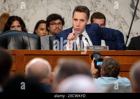 Washington, Vereinigte Staaten. 18 giugno 2024. Il senatore degli Stati Uniti Josh Hawley (repubblicano del Missouri) interroga il CEO di Boeing Dave Calhoun durante un'audizione del Senato per la sicurezza interna e gli affari governativi – Subcommittee on Investigations per esaminare la cultura rotta della sicurezza di Boeing, concentrandosi sulla testimonianza del CEO Dave Calhoun, nell'edificio degli uffici del Senato Dirksen a Washington, DC, martedì, 18 giugno 2024. Credito: Rod Lamkey/CNP/dpa/Alamy Live News Foto Stock