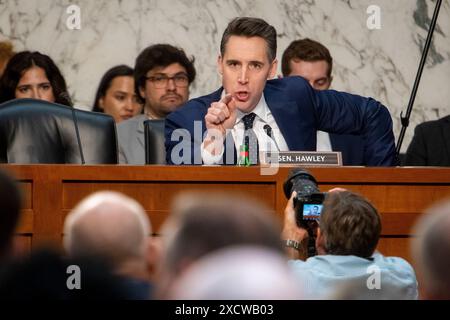 Washington, Vereinigte Staaten. 18 giugno 2024. Il senatore degli Stati Uniti Josh Hawley (repubblicano del Missouri) interroga il CEO di Boeing Dave Calhoun durante un'audizione del Senato per la sicurezza interna e gli affari governativi – Subcommittee on Investigations per esaminare la cultura rotta della sicurezza di Boeing, concentrandosi sulla testimonianza del CEO Dave Calhoun, nell'edificio degli uffici del Senato Dirksen a Washington, DC, martedì, 18 giugno 2024. Credito: Rod Lamkey/CNP/dpa/Alamy Live News Foto Stock