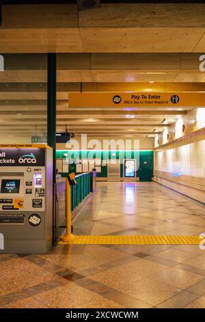 Stazione della metropolitana leggera Westlake Link vuota nel centro di Seattle con chioschi per l'acquisto delle carte Orca Foto Stock