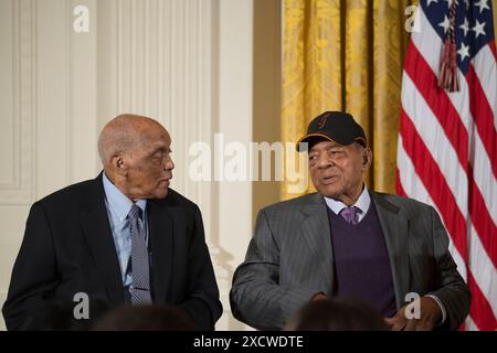 **FOTO FILE** Willie Mays è morto** WASHINGTON, DC - 4 GIUGNO: Baseball Hall of Famers, Monte Irvin e Willie Mays, giocatori in pensione dei SF Giant si sono Uniti ai campioni delle World Series 2014, San Francisco Giants alla Casa Bianca. Credito fotografico: Patsy Lynch/MediaPunch Foto Stock